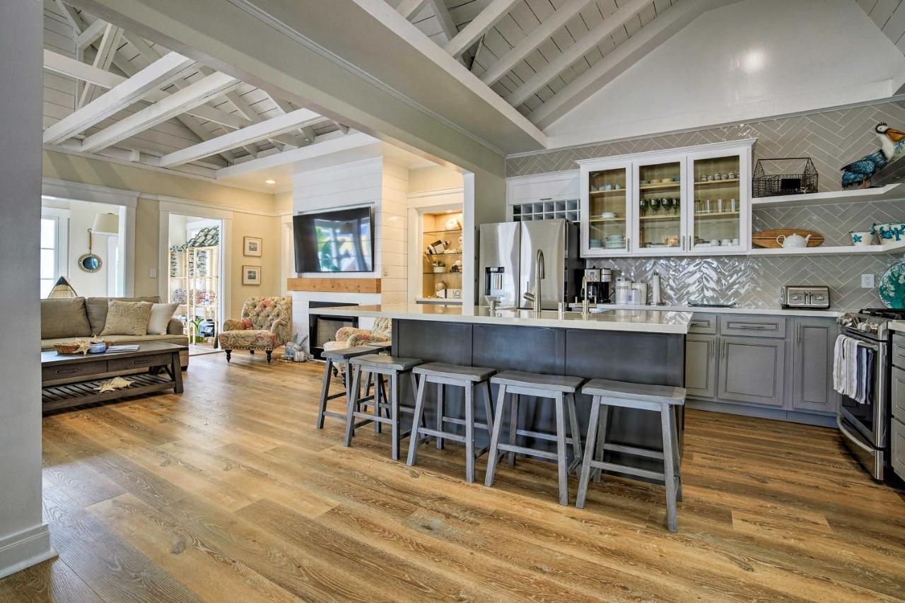 Charming Renovated Townhome, Walk To Beach! Holiday home *