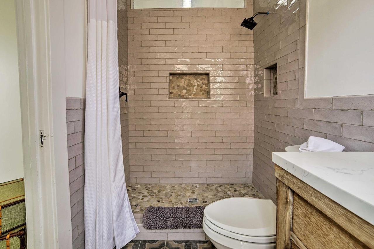 Holiday home Charming Renovated Townhome, Walk To Beach!