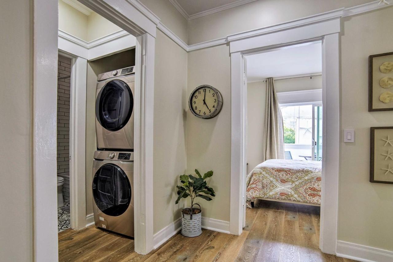 Charming Renovated Townhome, Walk To Beach! Holiday home